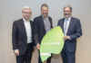 Netzwerken für den guten Zweck Generaldirektor Michael Höllerer (l.) und Generalanwalt Erwin Hameseder (r.) freuen sich mit Green-Care-Geschäftsführer Günther Mayerl über die Spende.