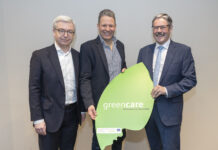 Netzwerken für den guten Zweck Generaldirektor Michael Höllerer (l.) und Generalanwalt Erwin Hameseder (r.) freuen sich mit Green-Care-Geschäftsführer Günther Mayerl über die Spende.