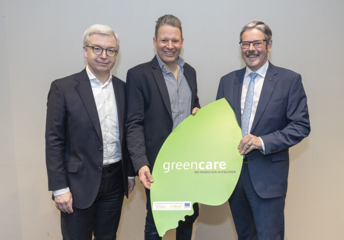 Generaldirektor Michael Höllerer (l.) und Generalanwalt Erwin Hameseder (r.) freuen sich mit Green-Care-Geschäftsführer Günther Mayerl über die Spende.
