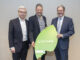 Netzwerken für den guten Zweck Generaldirektor Michael Höllerer (l.) und Generalanwalt Erwin Hameseder (r.) freuen sich mit Green-Care-Geschäftsführer Günther Mayerl über die Spende.