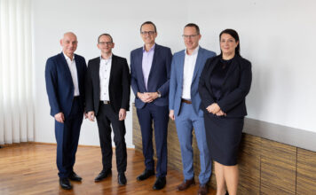 Die vier Geschäftsführer der Raiffeisen Software GmbH mit Hermann Sikora (Mitte): Christian Urich, Peter Hartlieb, Kurt Poxleitner, Edith Mairhofer-Eder.