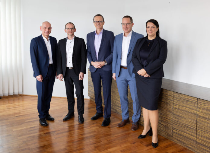 Die vier Geschäftsführer der Raiffeisen Software GmbH mit Hermann Sikora (Mitte): Christian Urich, Peter Hartlieb, Kurt Poxleitner, Edith Mairhofer-Eder.