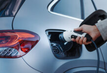 „Unternehmen sind die Vorreiter der E-Mobilität“ Symbolbild: E-Auto wird gerade angesteckt