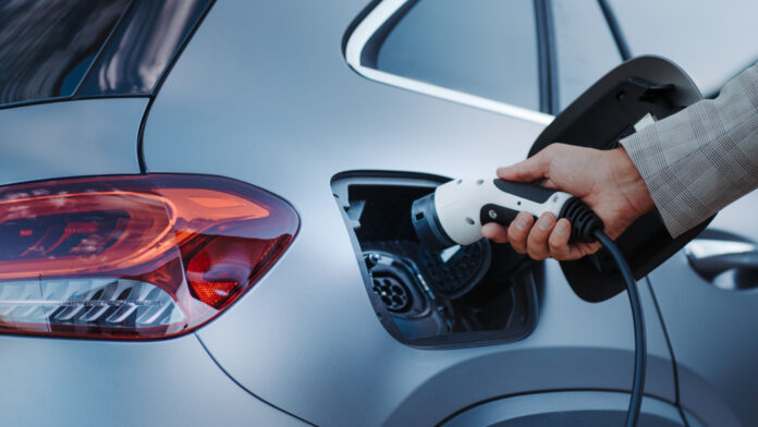 Symbolbild: E-Auto wird gerade angesteckt