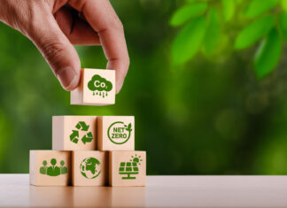 Symbolbild für Nachhaltigkeit und ESG: Holzblöcke mit grünen Symbolen werden gestapelt