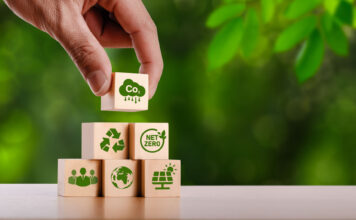 Symbolbild für Nachhaltigkeit und ESG: Holzblöcke mit grünen Symbolen werden gestapelt