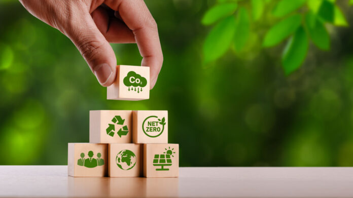 Symbolbild für Nachhaltigkeit und ESG: Holzblöcke mit grünen Symbolen werden gestapelt