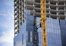 Ein im Bau befindliches Hochhaus mit gekben Kran davor