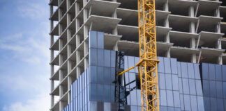 Ein im Bau befindliches Hochhaus mit gekben Kran davor