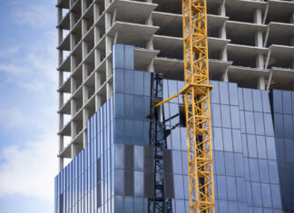 Ein im Bau befindliches Hochhaus mit gekben Kran davor