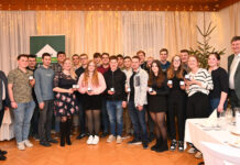 Obmann Andreas Pittersberger (links) und Geschäftsführer Gerhard Kamleithner (rechts) ehrten die Lehrlinge.