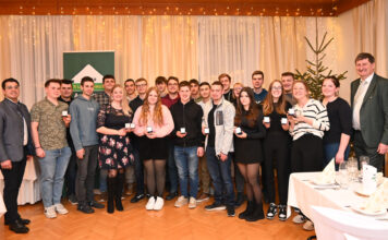 Vergoldete Wertschätzung für Lagerhaus-Lehrlinge Obmann Andreas Pittersberger (links) und Geschäftsführer Gerhard Kamleithner (rechts) ehrten die Lehrlinge.