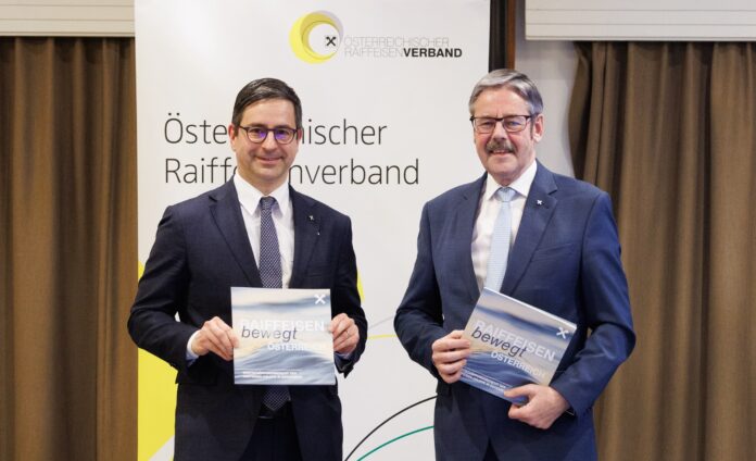 Generalsekretär Johannes Rehulka und Generalanwalt Erwin Hameseder mit dem neuen Wertschöpfungsbericht