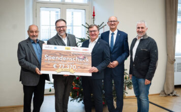 Herbert Peer, Fritz Kaltenegger, Günther Platter, Anton Mattle und Herbert Rieser, Gründer und Organisator der Café+Co Wirtschaftswanderung, bei der Scheckübergabe in Innsbruck