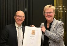 Uli Krämer und Renate Mittmannsgruber mit der Auszeichnung