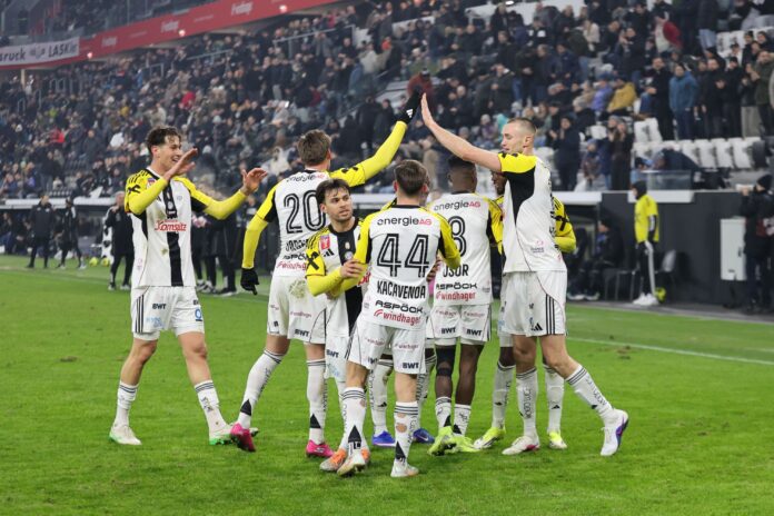 Jubelnde LASK-Spieler