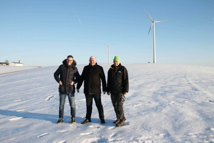 Gruppenbild von Obmann David Reiter mit Anton Haunold und Werner Gradinger, Geschäftsführer und Gesellschafter des Windparks Steindlberg