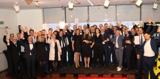 Gruppenbild der vertriebsstärksten Raiffeisenbanken Salzburgs 2025