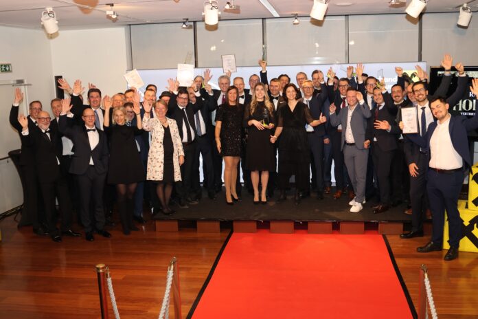 Gruppenbild der vertriebsstärksten Raiffeisenbanken Salzburgs 2025