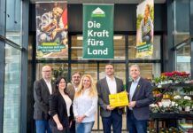 Lagerhaus in Gramatneusiedl wird Postpartner Gruppenbild von Bürgermeister Thomas Schwab, Mareike Rosenbichler (Standortleitung Gramatneusiedl), Christian Kammerer (Spartenleitung Bau- & Gartenmarkt), Petra Zirkler (Mitarbeiterin Postpartner), Reinhard Bauer und Josef Sipötz (Post)