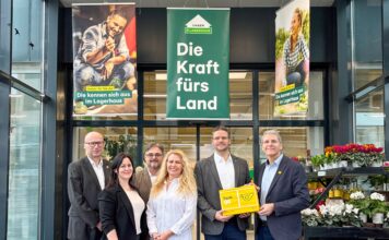 Gruppenbild von Bürgermeister Thomas Schwab, Mareike Rosenbichler (Standortleitung Gramatneusiedl), Christian Kammerer (Spartenleitung Bau- & Gartenmarkt), Petra Zirkler (Mitarbeiterin Postpartner), Reinhard Bauer und Josef Sipötz (Post)