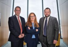 Raiffeisen Capital Management legte 2025 kräftig zu Gruppenfoto von Dieter Aigner, Karin Kunrath und Hannes Cizek