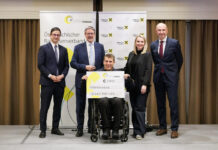 Johannes Rehulka, Erwin Hameseder und Raiffeisen Campus-Geschäftsleiter Josef Buchleitner bei der Scheck-Übergabe an Sonja Kraus und Wolfgang Ilek