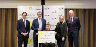 Johannes Rehulka, Erwin Hameseder und Raiffeisen Campus-Geschäftsleiter Josef Buchleitner bei der Scheck-Übergabe an Sonja Kraus und Wolfgang Ilek