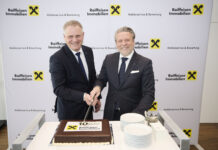 10 Jahre Raiffeisen Immobilien Österreich Peter Mayr und Peter Weinberger schneiden eine Torte an