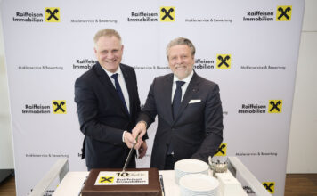 Peter Mayr und Peter Weinberger schneiden eine Torte an