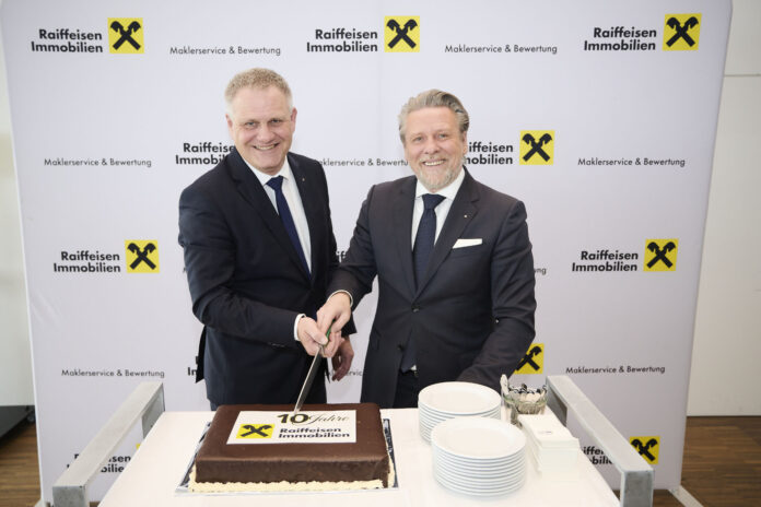 Peter Mayr und Peter Weinberger schneiden eine Torte an