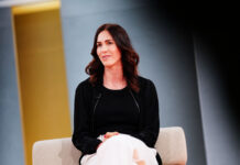 Viktoria Schnaderbeck seitzend