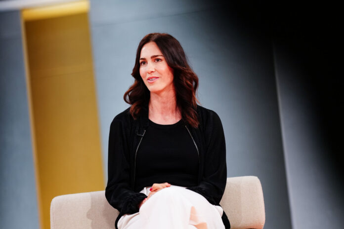 Viktoria Schnaderbeck seitzend