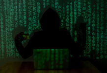 FMA: „Anlegerschäden am Fließband“ Sujetbild: Person in dunkler Kleidung mit Kapuze vor einem Laptop