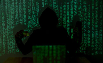 FMA: „Anlegerschäden am Fließband“ Sujetbild: Person in dunkler Kleidung mit Kapuze vor einem Laptop