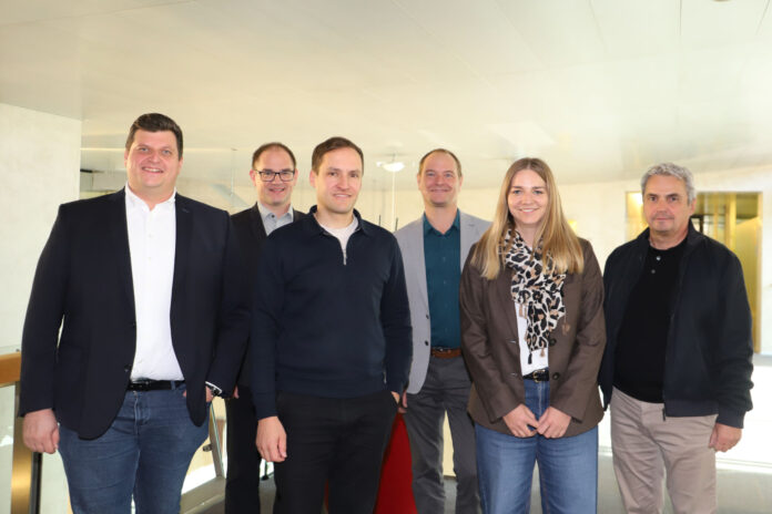 ISK-Geschäftsführer Stefan Niederer, Martin Gorbach, Stv.-Leiter Revisionsverband der RLB Vorarlberg, Bgm. Klaus Sohm, Alexander Pfanner, Geschäftsleiter RB Alberschwende, Vize-Bgm. Tamara Eller und ISK-Geschäftsführer Marco Fehr