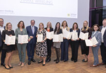 Die frisch ausgezeichneten Funktionärinnen mit Erwin Hameseder, Helmut Tacho (Aufsichtsratsvorsitzender Raiffeisen-Holding NÖ-W, links) und Leopold Gruber-Doberer (Obmann-Stv. Raiffeisen-Holding NÖ-Wien, rechts)