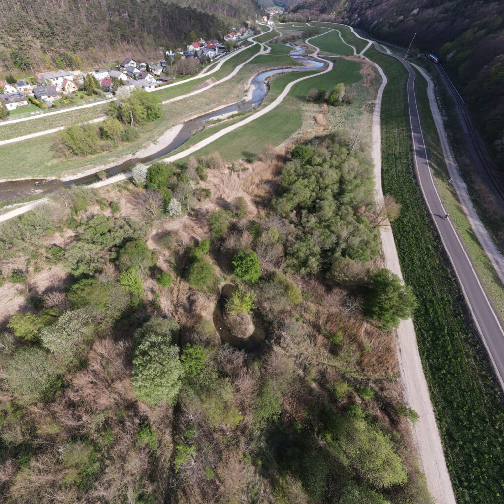Rückhaltebecken Fahrafeld in der Vogelperspektive
