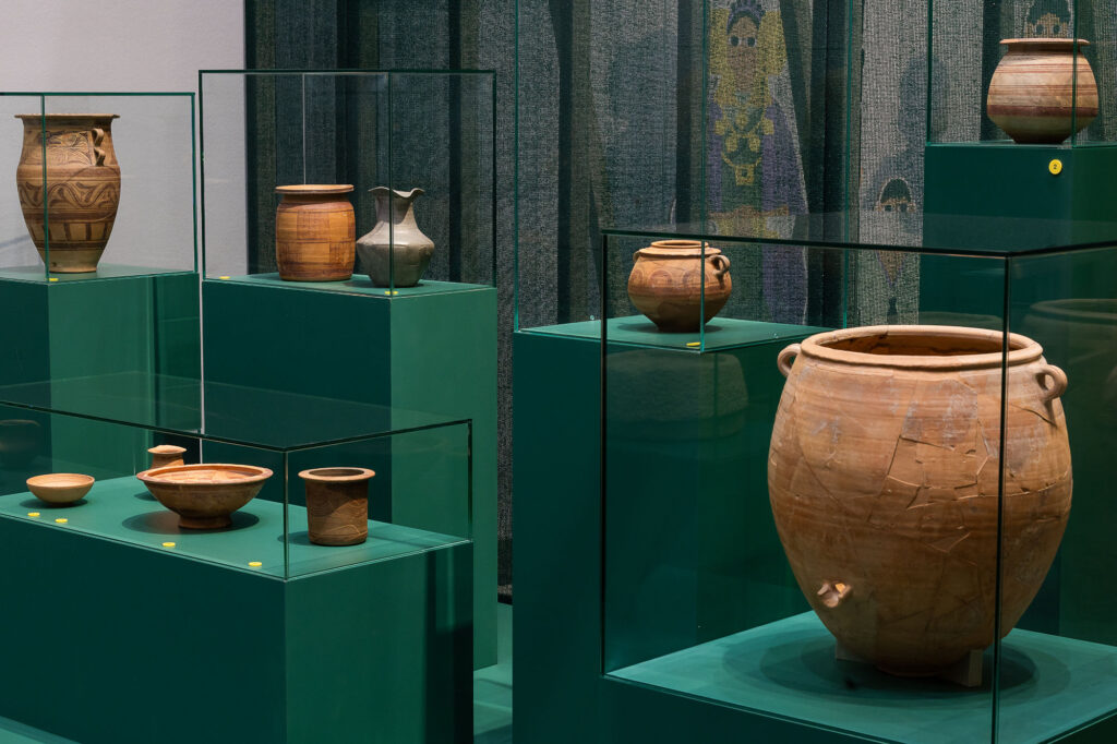 Ausstellungsansicht verschiedener Gefäße der Iberer