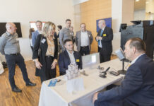 Fit4Tech Besucher sehen sich bei den Infoständen um.