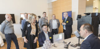 Fit4Tech Besucher sehen sich bei den Infoständen um.