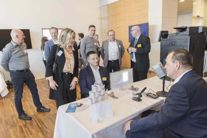 Fit4Tech Besucher sehen sich bei den Infoständen um.