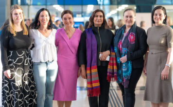 RLB OÖ-Vorständin Sigrid Burkowski (3.v.l.) und Botschafterin Manizha Bakhtari (4.v.l.) mit den vier Initiatorinnen des RLB OÖ-Frauennetzwerkes Julia Schinagl, Natalie Halla, Katharina Basziszta und Michaela Szabo 