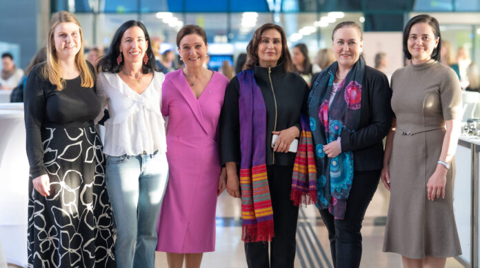 RLB OÖ-Vorständin Sigrid Burkowski (3.v.l.) und Botschafterin Manizha Bakhtari (4.v.l.) mit den vier Initiatorinnen des RLB OÖ-Frauennetzwerkes Julia Schinagl, Natalie Halla, Katharina Basziszta und Michaela Szabo 