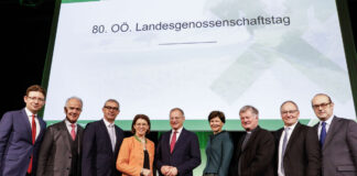 Verbandsdirektor Norman Eichinger, RLB-OÖ-Präsident Volkmar Angermeier, LK-Präsident Franz Waldenberger, Landesrätin Michaela Langer-Weninger, Landeshauptmann Thomas Stelzer, Generaldirektor-Stv. Michaela Keplinger-Mitterlehner, Bischof Manfred Scheuer, Genossenschaftsanwalt Walter Lederhilger und RWA-Generaldirektor Johannes Schuster beim 80. OÖ. Landesgenossenschaftstag