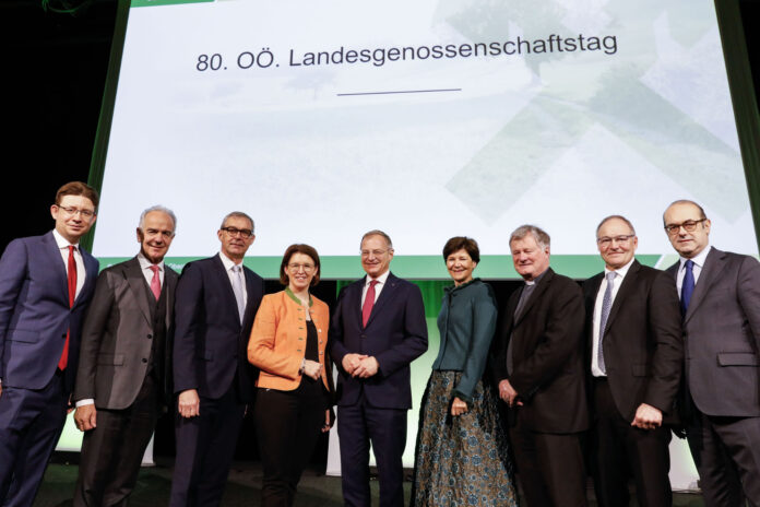 Verbandsdirektor Norman Eichinger, RLB-OÖ-Präsident Volkmar Angermeier, LK-Präsident Franz Waldenberger, Landesrätin Michaela Langer-Weninger, Landeshauptmann Thomas Stelzer, Generaldirektor-Stv. Michaela Keplinger-Mitterlehner, Bischof Manfred Scheuer, Genossenschaftsanwalt Walter Lederhilger und RWA-Generaldirektor Johannes Schuster beim 80. OÖ. Landesgenossenschaftstag