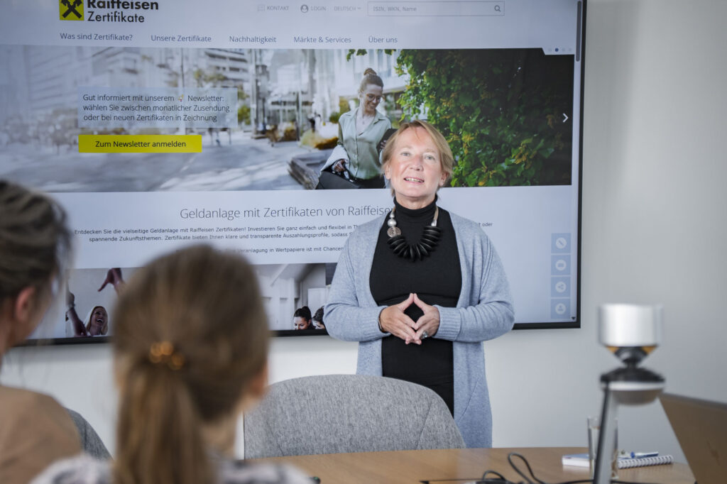 Heike Arbter bei einer Präsentation