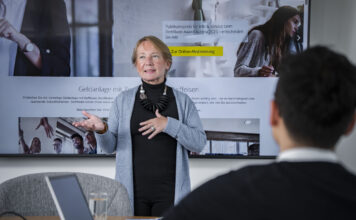 Heike Arbter bei einer Präsentation