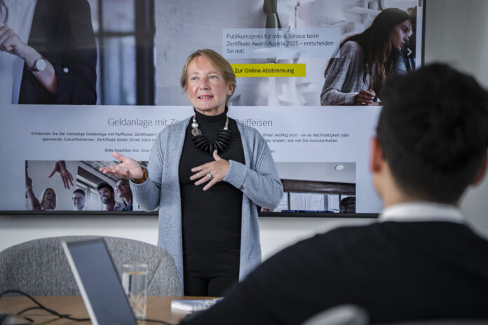 Heike Arbter bei einer Präsentation