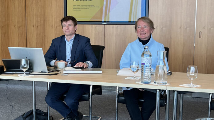 Gunter Deuber und Heike Arbter bei einer Pressekonferenz